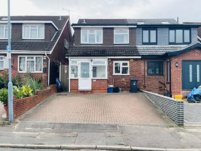4 Bedroom Semi-Detached House For Sale In Tryfan Close, Ilford, IG4