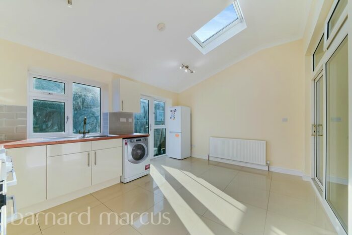 3 Bedroom Flat To Rent In Tisbury Road, London, SW16