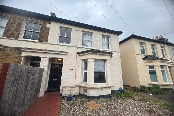 1 Bedroom Flat To Rent In Bedroom Ground Floor Flat In Southend On Sea, SS0