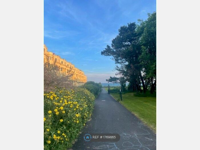 1 Bedroom Flat To Rent In Brunswick Square, Hove And Brighton, BN3