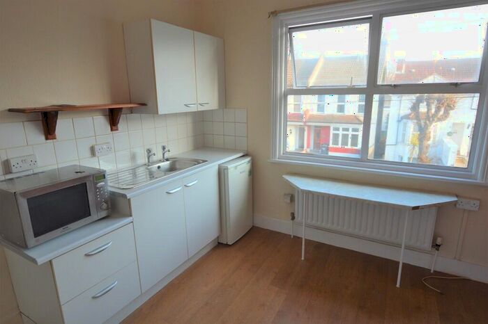 Detached House To Rent In Sydenham Road, Croydon, CR0