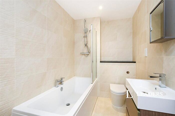 2 Bedroom Flat To Rent In Carlisle Road, Eastbourne, East Sussex, BN20