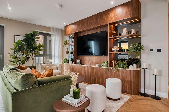 3 Bedroom Flat For Sale In Woodberry Grove, London, N4