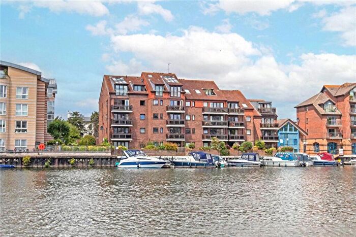 2 Bedroom Flat To Rent In Becketts Place, Hampton Wick, KT1
