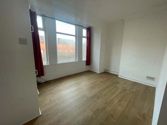 Flat To Rent In Clarendon Road, Manchester, M16