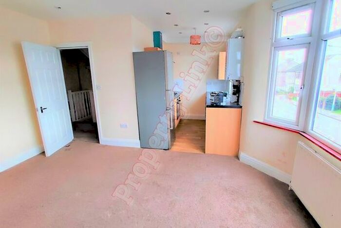 3 Bedroom Property To Rent In Wennington Road, Rainham, RM13