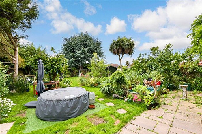 3 Bedroom Semi-Detached House For Sale In James Close, Ash, Kent, CT3