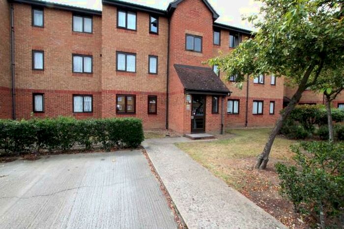 1 Bedroom Flat To Rent In Honey Close, Dagenham, London, RM10