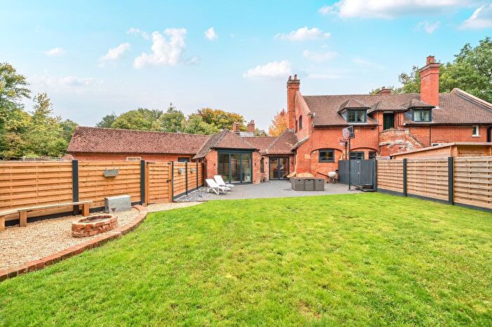 3 Bedroom Cottage For Sale In Hawley Place Gardens, Blackwater, GU17