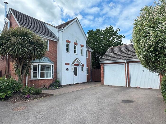 5 Bedroom Detached House For Sale In Rowan Close, Rayleigh, SS6