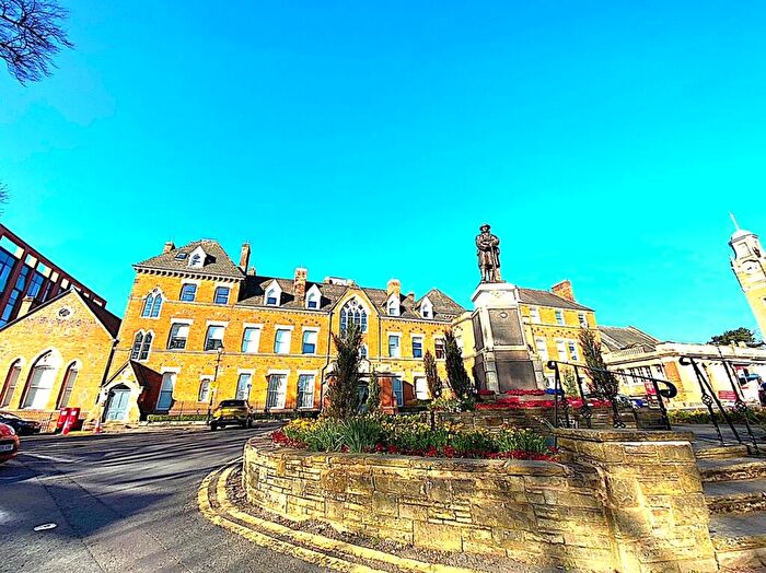 2 Bedroom Flat To Rent In King Edwards Square, Sutton Coldfield, West Midlands, B73