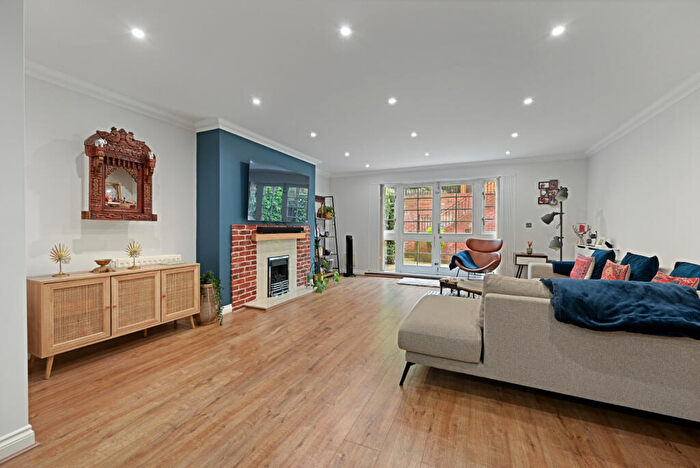 3 Bedroom End Of Terrace House For Sale In Cottage Close, Harrow, HA2