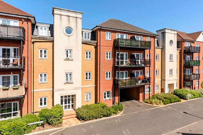 2 Bedroom Flat For Sale In Alderson Grove, Walton-On-Thames, KT12