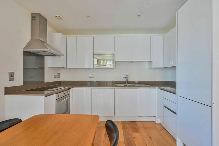 2 Bedroom Flat To Rent In Sovereign Tower, Canning Town, London, E16