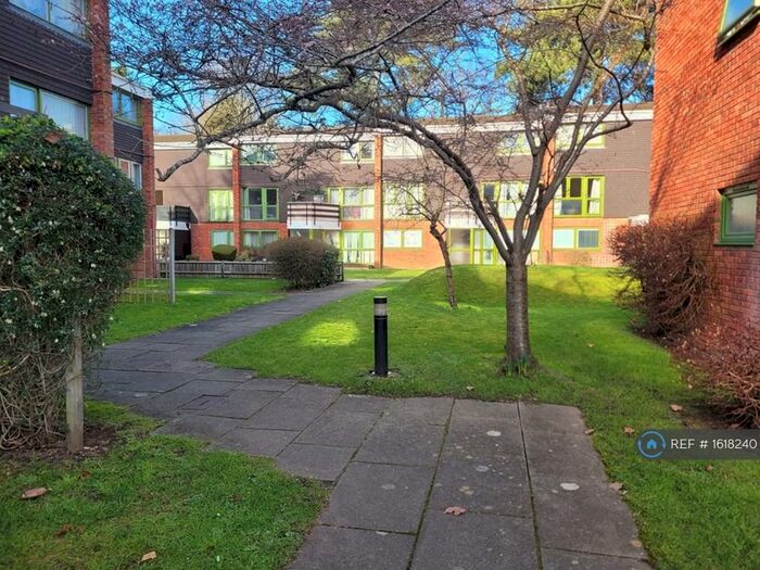 2 Bedroom Flat To Rent In West Fryerne, Reading, RG30