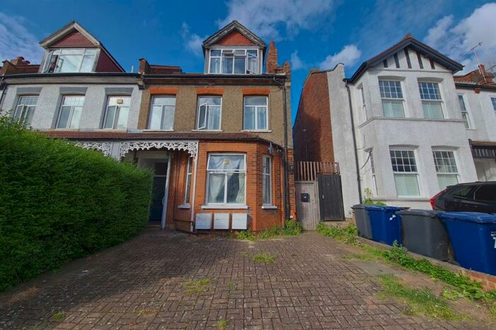 2 Bedroom Flat To Rent In Dollis Park, Finchley Central, N3