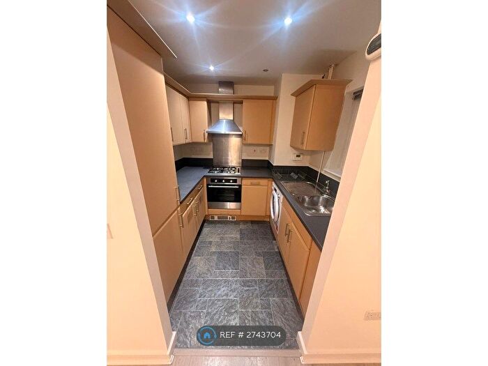 2 Bedroom Flat To Rent In Sandpiper Close, Greenhithe, DA9