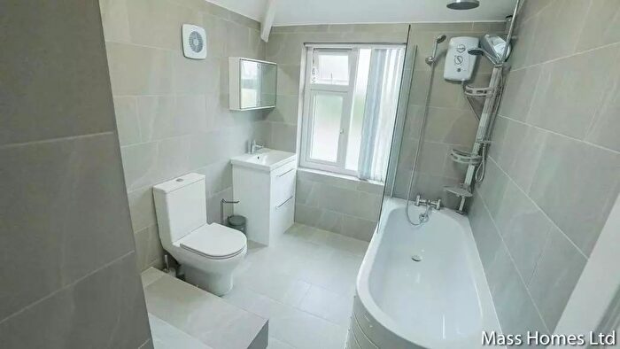 6 Bedroom Semi-Detached House To Rent In Parrs Wood Road, Manchester, M20