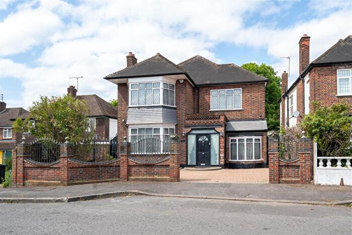 3 Bedroom Detached House For Sale In Hermitage Close, South Woodford, E18