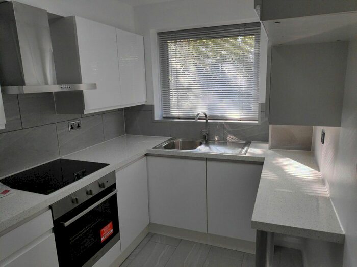 1 Bedroom Flat To Rent In Trotwood, Chigwell, IG7