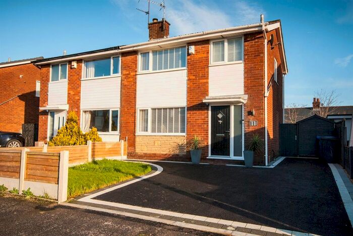 3 Bedroom Property To Rent In Fernview Drive, Ramsbottom, Bury BL0