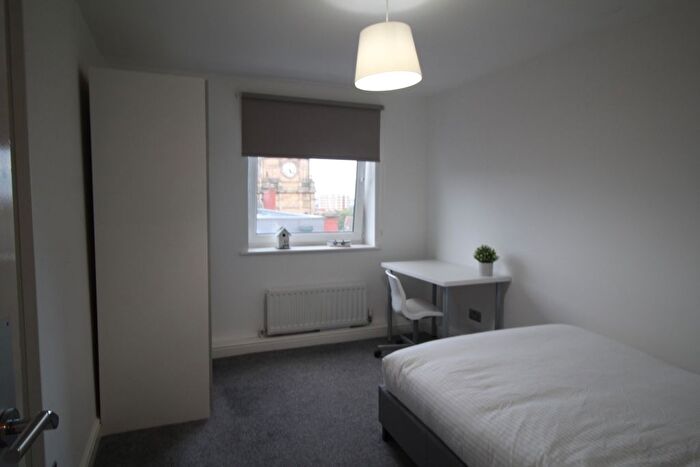 3 Bedroom Flat To Rent In Flat, Clarendon Road, Leeds, LS2