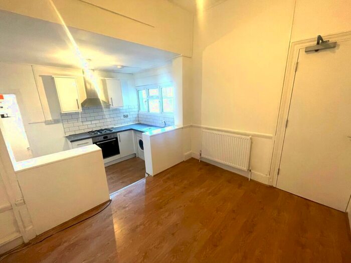 3 Bedroom Flat To Rent In Plender Street, Camden, NW1