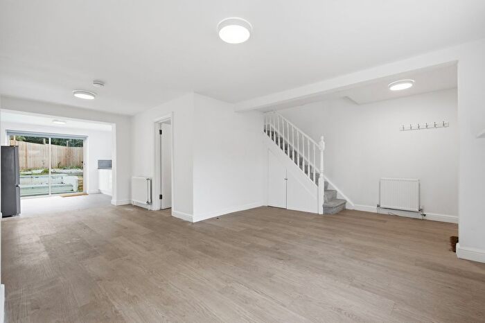 3 Bedroom Terraced House For Sale In Haldane Close, Muswell Hill, N10