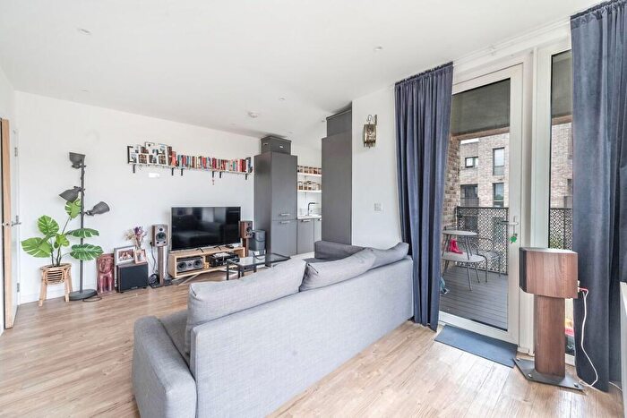 1 Bedroom Flat For Sale In Farnsworth Drive, Edgware, HA8