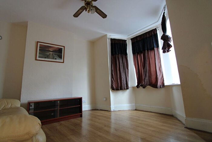 4 Bedroom Terraced House To Rent In Whitehorse Road, Croydon, CR7