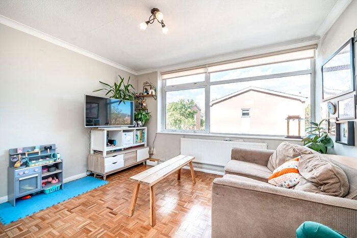 2 Bedroom Flat For Sale In College Road, Isleworth, TW7