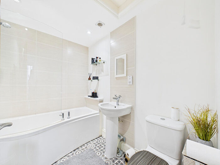 2 Bedroom Apartment For Sale In The Lawns, Hull, Yorkshire, HU7