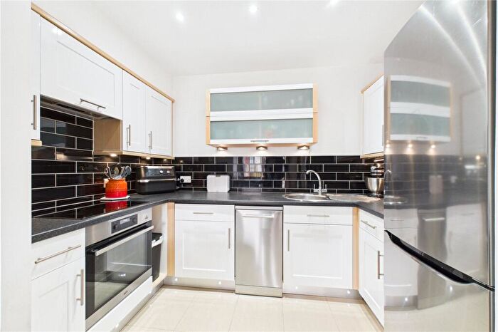 2 Bedroom Apartment For Sale In Commonwealth Drive, Three Bridges, Crawley, West Sussex, RH10