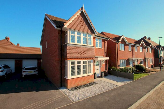 4 Bedroom Detached House For Sale In Kennett Way, Emsworth, PO10