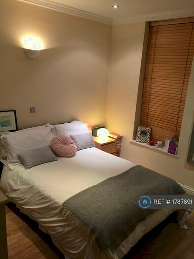 2 Bedroom Flat To Rent In Mossbury Road, London, SW11