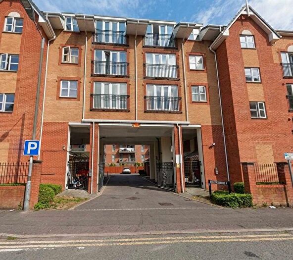2 Bedroom Flat To Rent In Noble Court, Slough, SL2