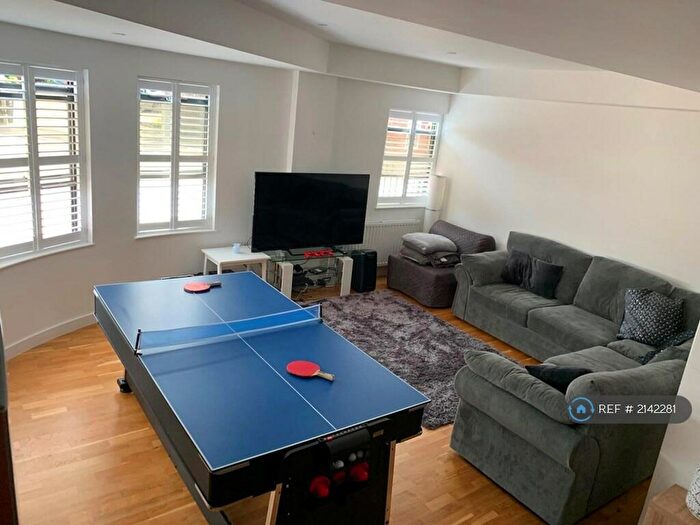 2 Bedroom Flat To Rent In Whyteleafe Hill, Whyteleafe, CR3