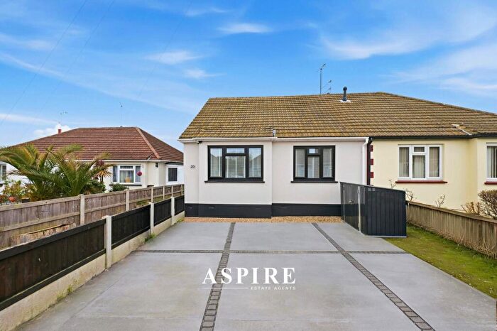 3 Bedroom Semi-Detached House For Sale In Downesway, Benfleet, SS7