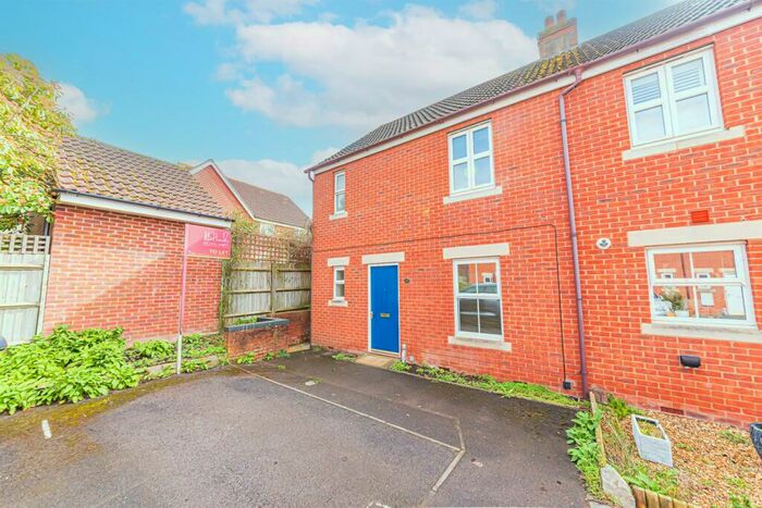 3 Bedroom End Of Terrace House To Rent In Kingfisher Grove, Three Mile Cross, Reading, RG7