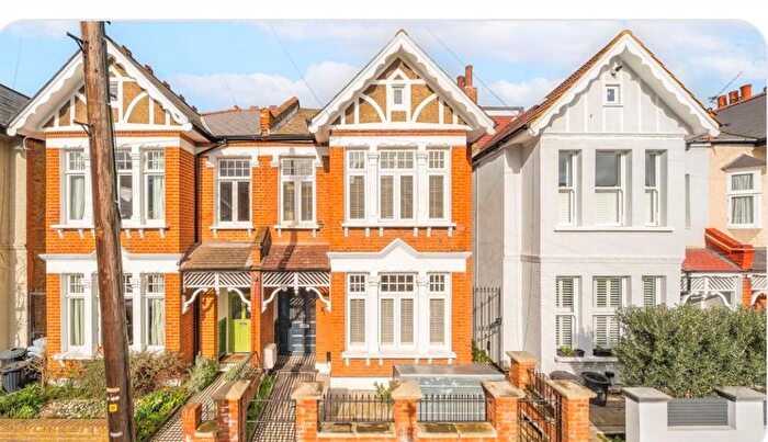3 Bedroom Maisonette For Sale In Nimrod Road, London, SW16
