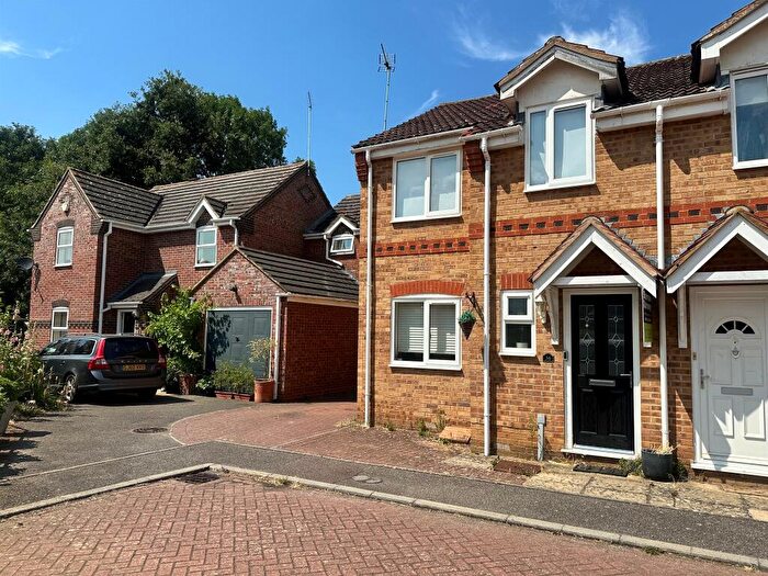 3 Bedroom Semi-Detached House For Sale In Keston Way, Raunds, Wellingborough, NN9