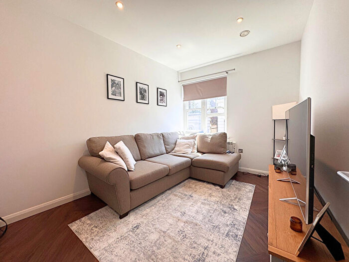 2 Bedroom Apartment To Rent In High Street, Tring, HP23
