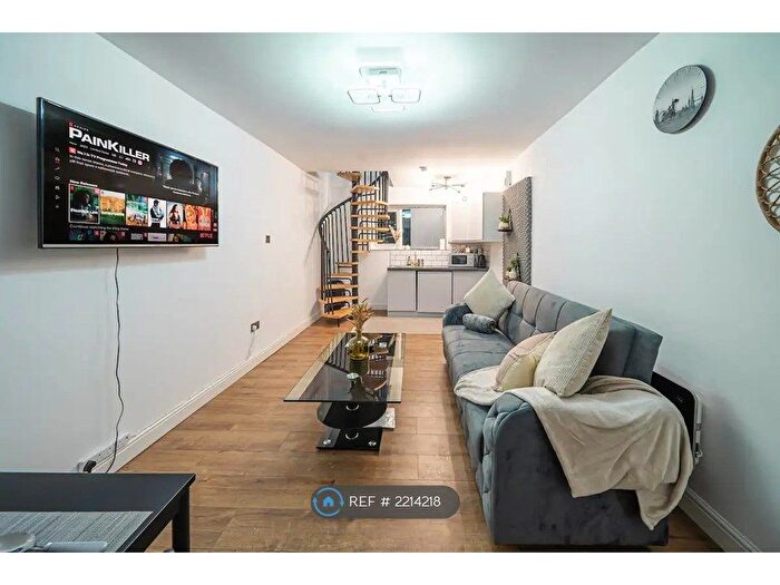 Studio To Rent In Morton Green, Huddersfield, HD5