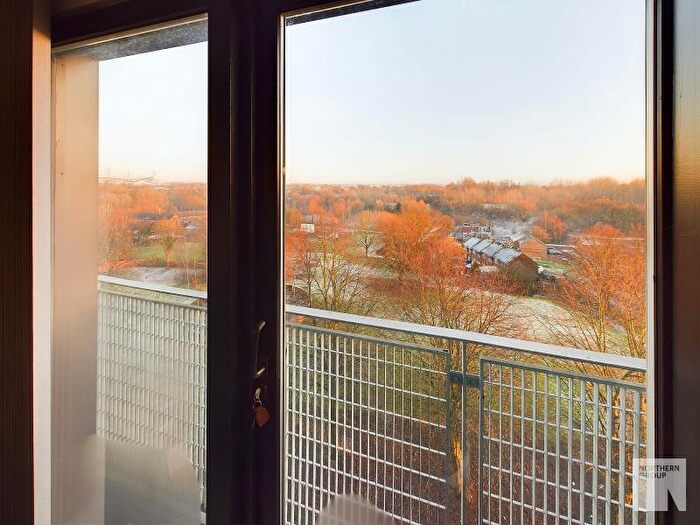 2 Bedroom Apartment To Rent In Advent House, M4