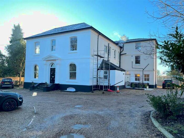 2 Bedroom Flat To Rent In Woburn Hill, Addlestone, KT15