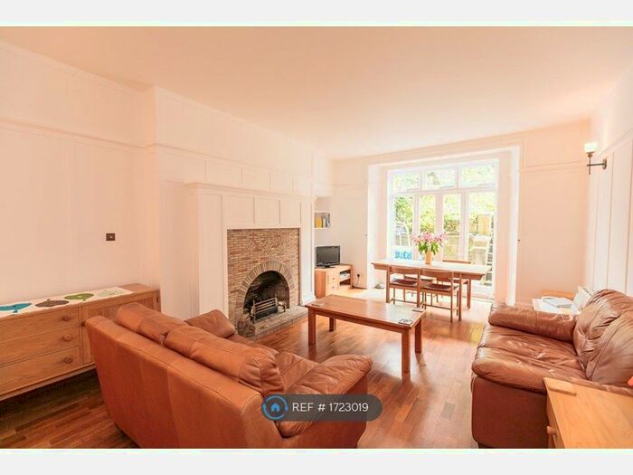 2 Bedroom Flat To Rent In Glencairn Crescent, Edinburgh, EH12