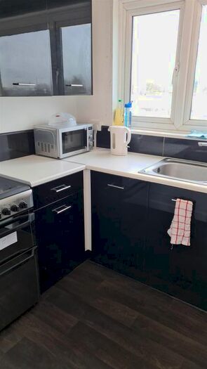 2 Bedroom Flat To Rent In Pitlake, Croydon CR0