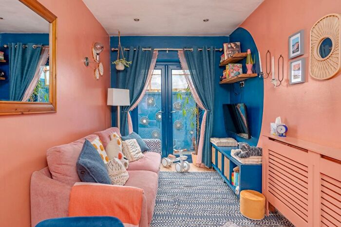 2 Bedroom Flat For Sale In Fox Road, Easton, BS5