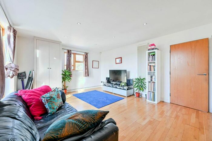 2 Bedroom Flat To Rent In Denford Street, East Greenwich, London, SE10