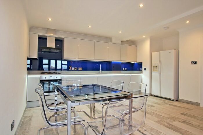 2 Bedroom Flat To Rent In Copperfield Road, Mile End, London, E3